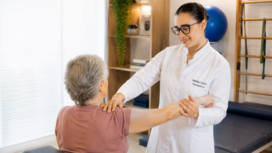 Dra. Nathalia Franco em atendimento de Fisioterapia Neurofuncional
